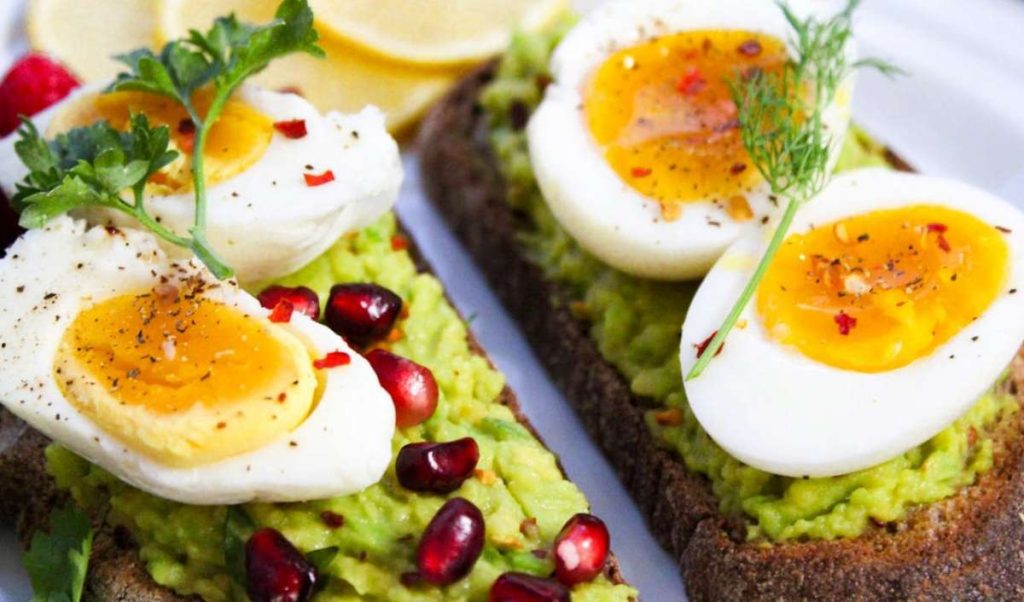 Avocado ripieno al forno con uovo e spezie: una ricetta perfetta per molte diete