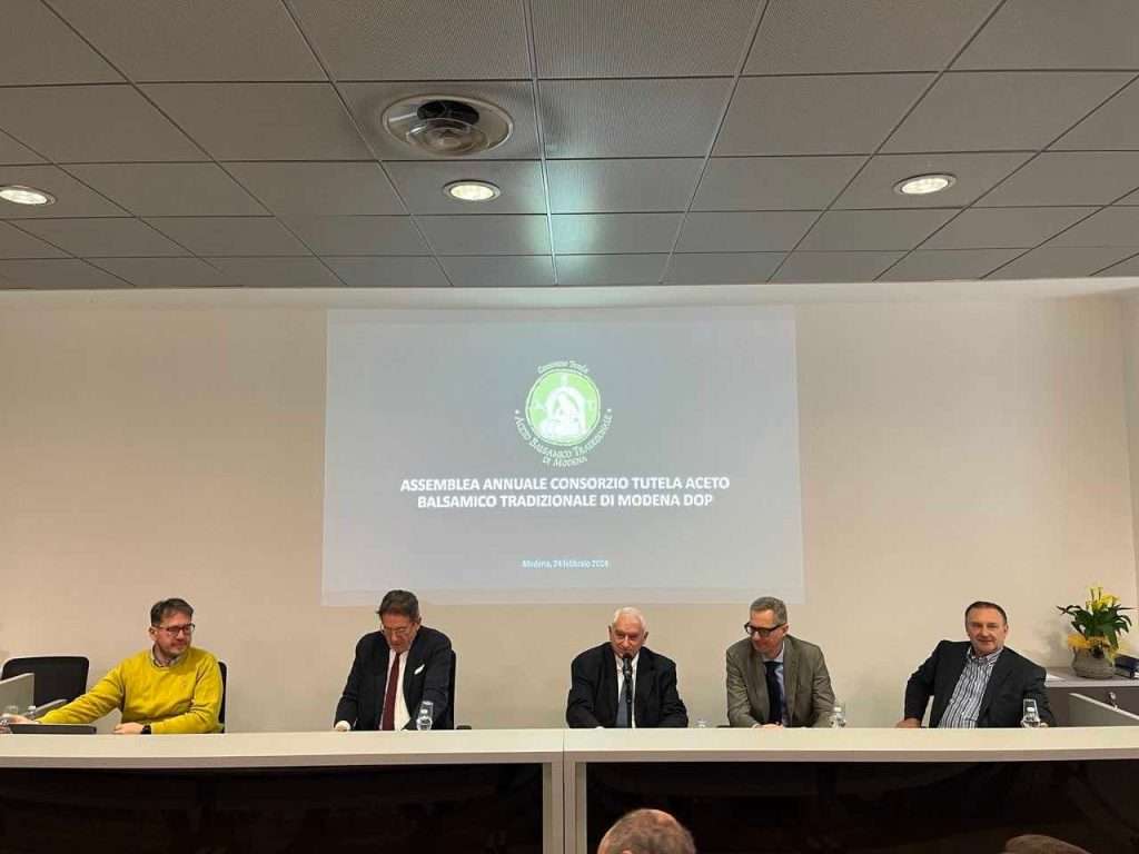 Michele Montanari, Consigliere Consorzio ABTM, Gian Carlo Muzzarelli, Sindaco di Modena, Enrico Corsini, Presidente Consorzio ABTM, Giuseppe Molinari, Preidente CCIAA Modena, Leonardo Giacobazzi, vice presidente Consorzio ABTMfonte Marte Comunicazione