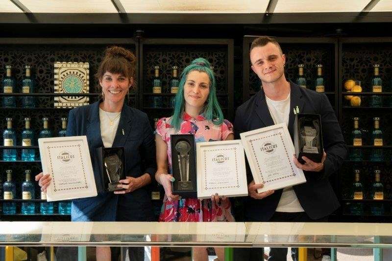 Da sinistra Stephanie Wullschleger (terza classificata), Esmeralda Castrogiovanni (prima classificata), Jan Križaj (secondo classificato) - fonte DAG Communication