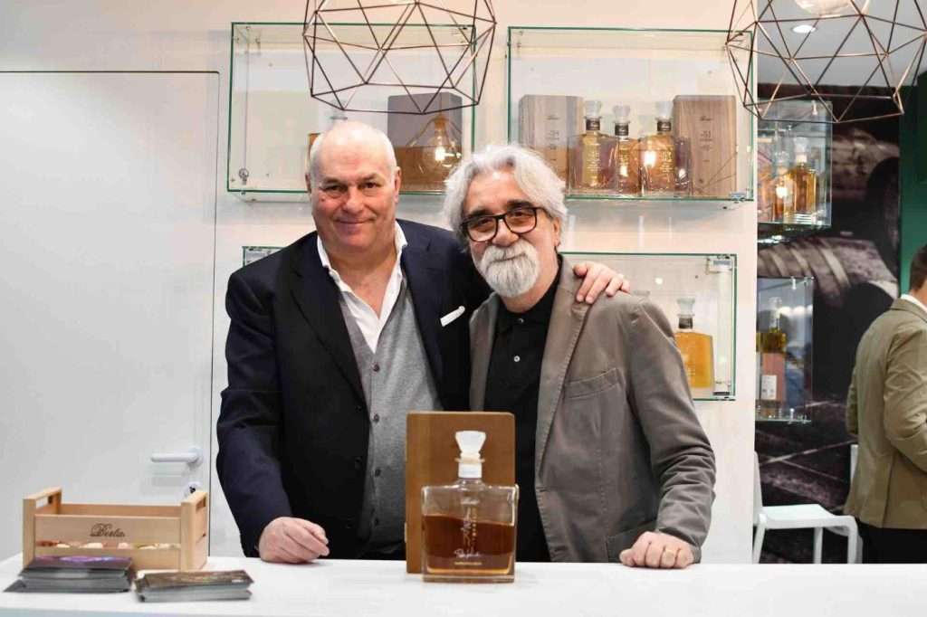 Chicco Berta, presidente delle Distillerie Berta, e il Maestro Peppe Vessicchio a Vinitaly 2024 - fonte ufficio stampa