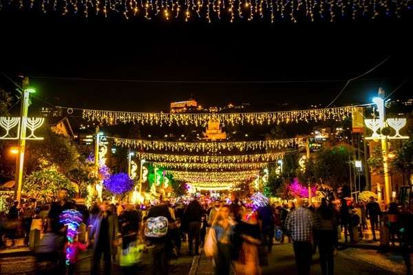 Haifa.I giorni di Hannukah e Natale in città. Credit Pic Nir Blaichitzky Haifa Municipality Spokesperson - fonte ufficio stampa