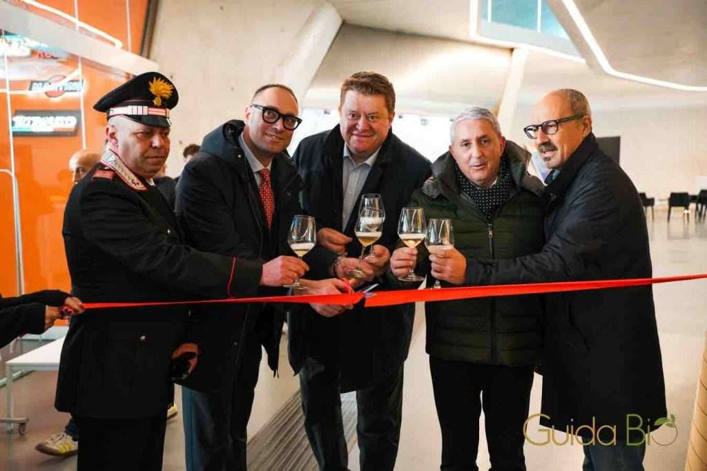 Il taglio del nastro, da sinistra: Pasquale Santoriello, Antonio Stanzione, Silvano Brescianini, Alessandro Ferrara e Orazio De Nigris. - fonte ufficio stampa ZEDCOMM