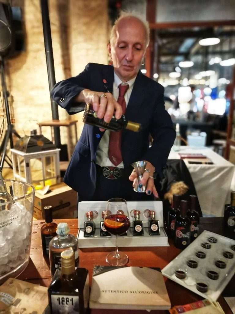 Andrea Paganelli, bartender, durante la preparazione dei cocktails a base di Aceto Balsamico di Modena Copyright © 2024 Marte Comunicazione snc di Marzia Morganti e co., All rights reserved. - fonte Marte Comunicazione
