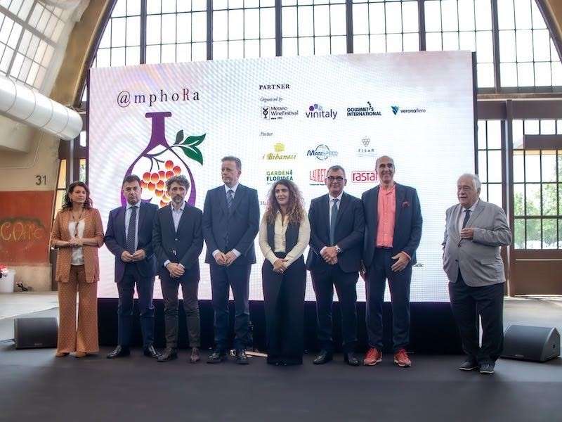 Da sinistra: Kathrin Alber - Project Manager Amphora Revolution; Raul Barbieri - Direttore Commerciale Veronafiere; Italo Sandrini - Assessore Attività Produttive e Commercio Comune di Verona; Federico Bricolo - Presidente Veronafiere; Natalia Kordzaia - Consul General of Georgia; Maurizio Danese - AD Veronafiere; Helmuth Koecher - AD Gourmet