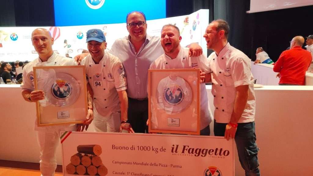 Al centro il direttore commerciale di Molini Fagioli Daniele Belletti. Alla sua destra il vincitore Lorenzo Carletti della pizzeria ristorante Il Contado (VT) - fonte Aromi.Group