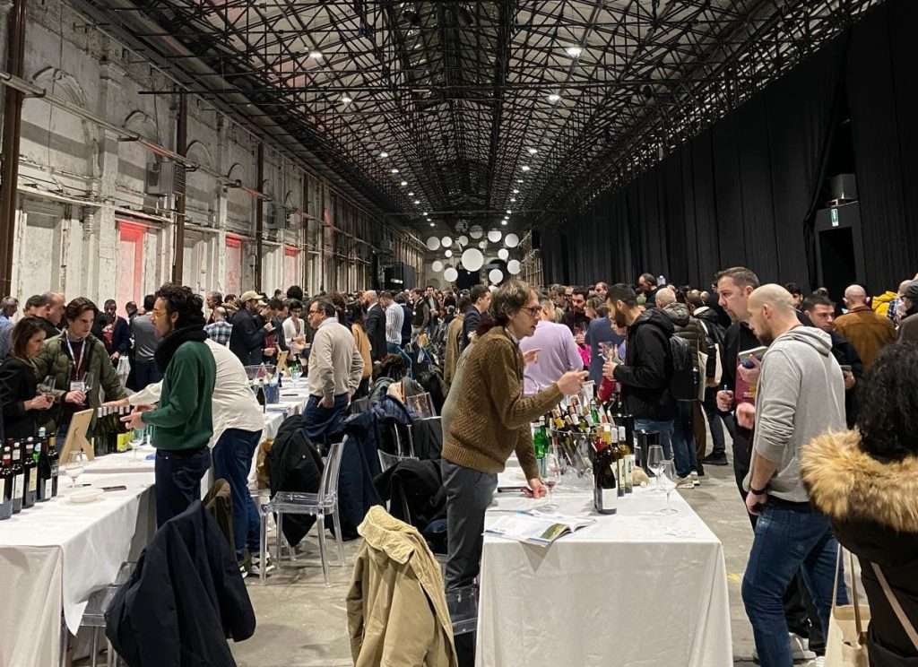 Un momento della presentazione del catalogo 2025 di Proposta Vini presso la Leopolda di Firenze - fonte ufficio stampa vinoalacarte