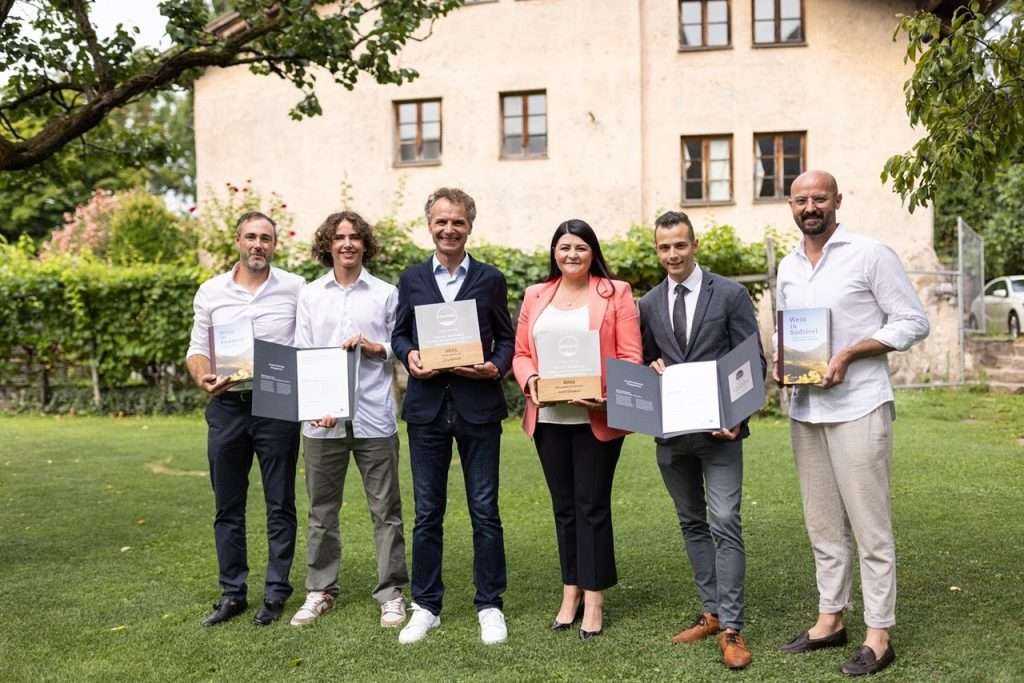 Sieger_Vincitori 2024: Credits: Vini Alto Adige/Armin Huber; dsad: Andreas Kofler (presidente Vini Alto Adige), Hannes e Markus Valentini (Ütia Bioch), Elisabeth Rabensteiner e sommelier Bastian Winkler (Castel Steinbock), Eduard Bernhart (direttore Vini Alto Adige) - fonte ufficio stampa Zedcomm