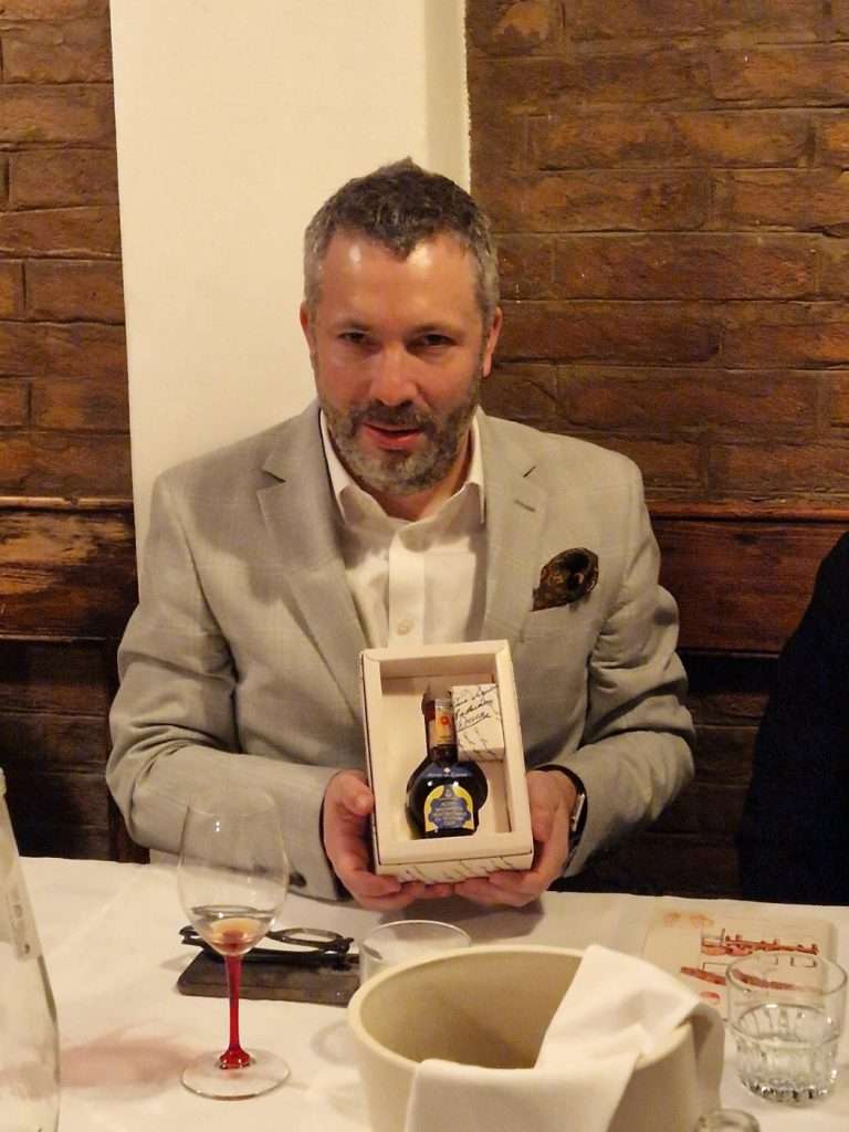 fonte ufficio stampa - Il CEO del Borough Market di Londra Shane Holland con l’Aceto Balsamico Tradizionale di Modena DOP del Sindaco custodito nell’Acetaia Comunale